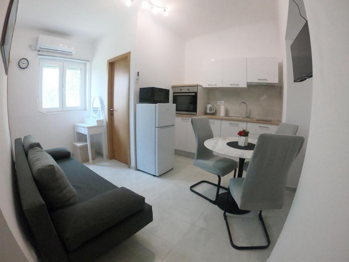 Apartman Tina Ražanac Esterno foto
