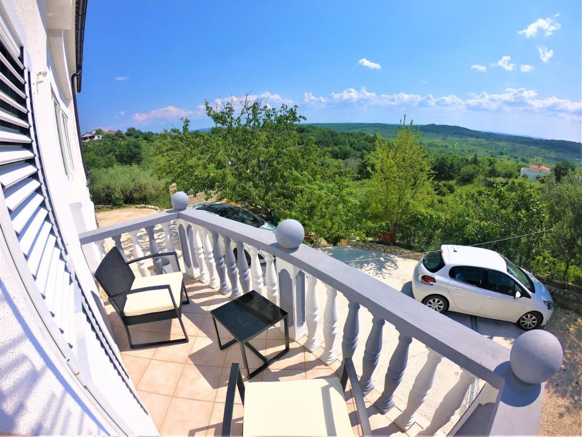 Apartman Tina Ražanac Esterno foto